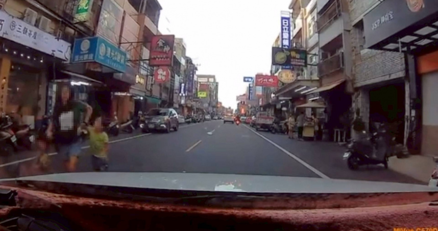 彰化溪湖鎮一名二寶媽牽兩童突衝馬路，駕駛急煞驚險閃避，所幸未釀傷亡。（圖／翻攝自Threads）