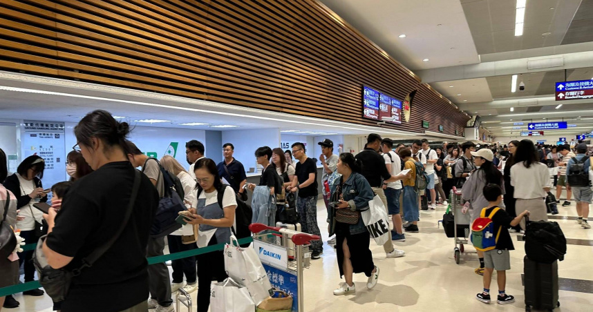 國泰CX565班機，全機行李留在日本，旅客當場傻眼。（圖／翻攝爆料公社公開版）