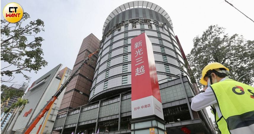 台中市新光三越中港店2月13日發生氣爆意外。（圖／黃耀徵攝）