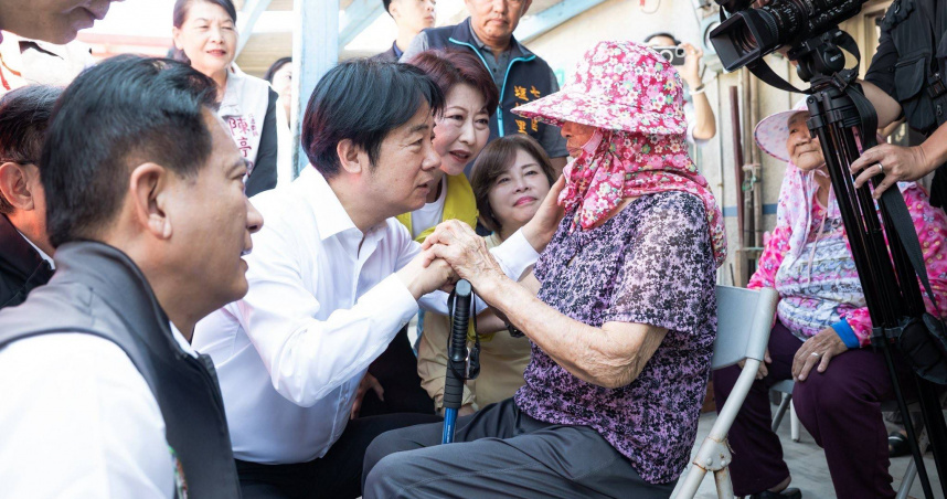 總統賴清德視察台南市七股、將軍災區，現場了解重建進度與居民需求。（圖／翻攝自賴清德臉書）