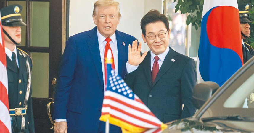 美國總統川普（左二）25日在華盛頓白宮歡迎韓國總統李在明（右二）來訪。（圖／新華社）
