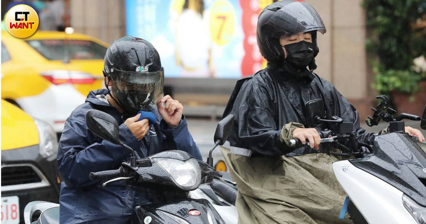 台灣位於太平洋高壓南側，水氣稍減，僅東南部有不定時短暫陣雨。（示意圖／侯世駿攝）