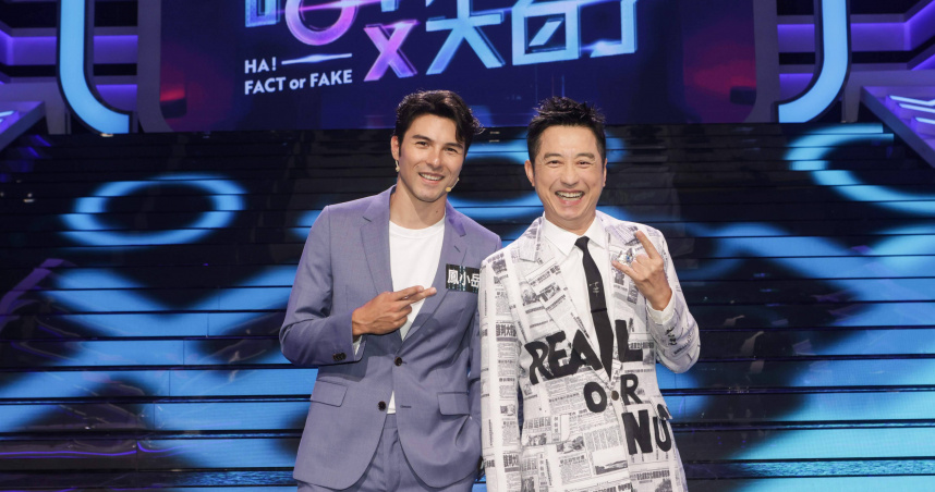 鳳小岳（左）為新片《陌路兄弟》上哈林庾澄慶（右）節目宣傳。（圖／公視提供）