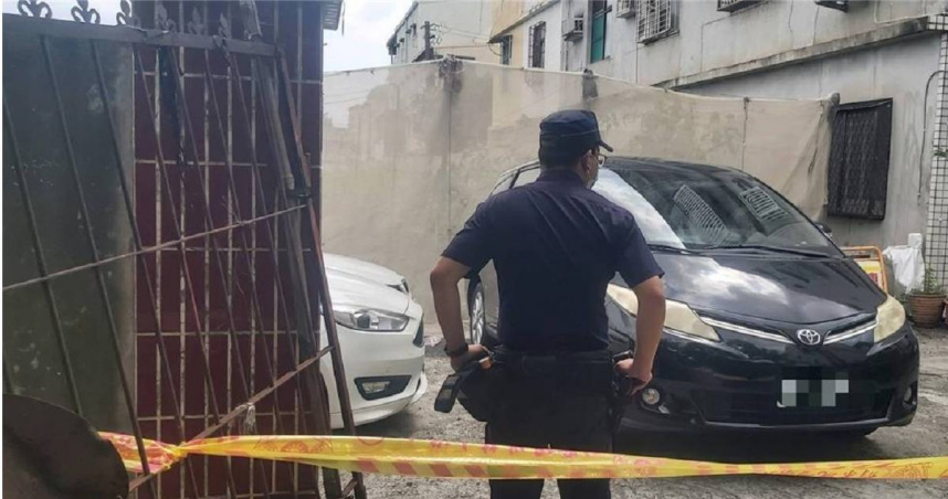 高雄大社區發生命案後，警方在現場拉起封鎖線警戒。（圖／翻攝畫面）