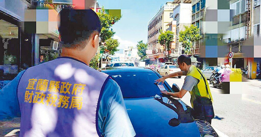 宜蘭市1名菜販平日開黑色賓士E200到市場擺攤，因積欠3萬多元稅款遭法務部行政執行署宜蘭分署盯上準備查封車輛，菜販獲報立即繳清稅款。（圖／行政執行署宜蘭分署提供／中國時報吳佩蓉宜蘭傳真）