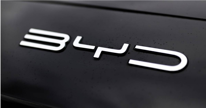 中國企業比亞迪（BYD）首次在銷售數據上全面超越特斯拉（Tesla），成為歐洲最暢銷的電動車品牌。（圖／達志／美聯社）