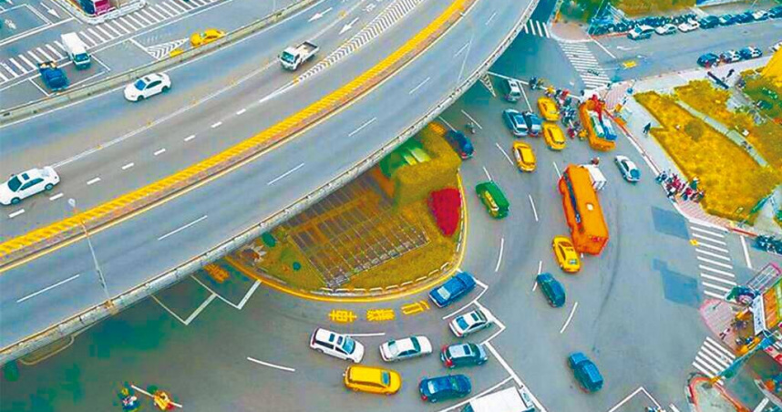 台北市政府13日將拆除公館圓環並填平公車專用地下道，工期共計65天，預計於11月16日完成，北市工務局新工處建議，用路人提前分流並注意相關交維指引依序通行。（圖／報系資料照）