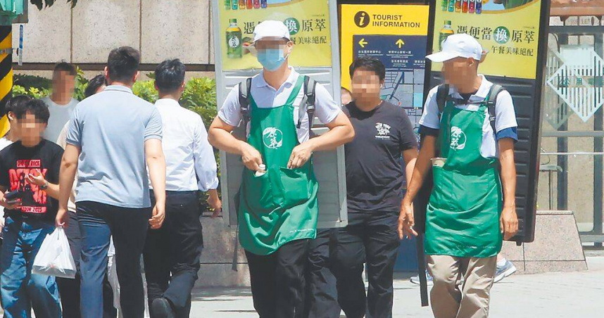 勞動部16日公布最新一期無薪假統計，全台總實施人數7334人、333家廠商。圖為烈日下背著廣告看板的工作人員。（圖／中國時報趙雙傑攝）