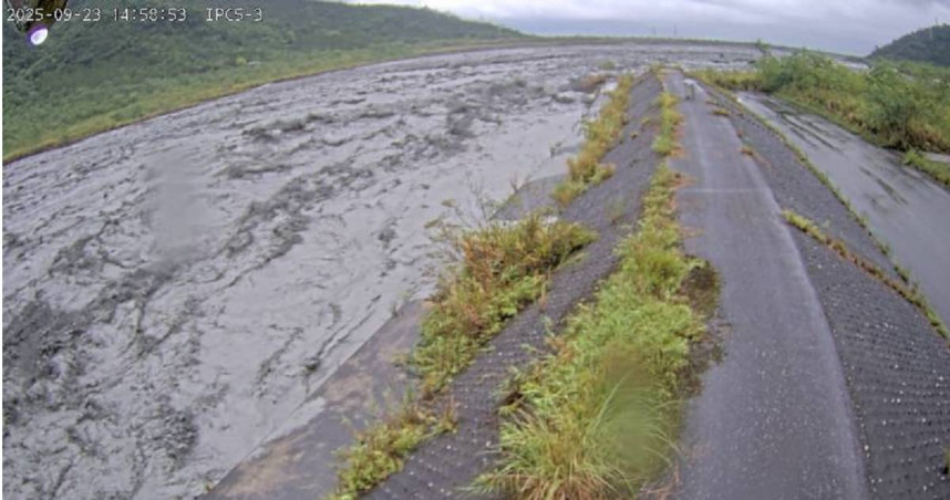 因颱風樺加沙外圍環流影響，花蓮縣馬太鞍溪堰塞湖於23日下午2時50分發生壩頂溢流。（圖／翻攝自國有林防災應變及堰塞湖監測系統）