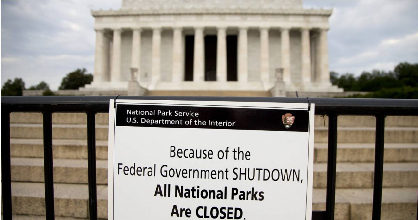 聯邦大樓外張貼關閉告示，民眾到場後撲空，無法進入辦理業務。（圖／達志／美聯社，下同）