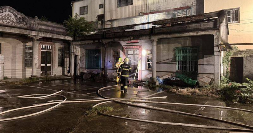 高雄大寮區三合院因煙火引燃發生火災，鄰居以勺子潑水救火引發熱議。（圖／翻攝畫面）