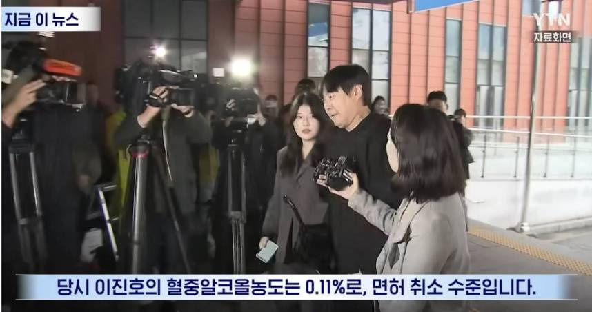 南韓諧星李陳鎬今年9月下旬再度爆出酒駕醜聞，向警方檢舉酒駕的正是其女友A某，而A某卻又在本月5日被發現陳屍在自家公寓，消息曝光震驚眾人。（圖／翻攝YT／YTN）