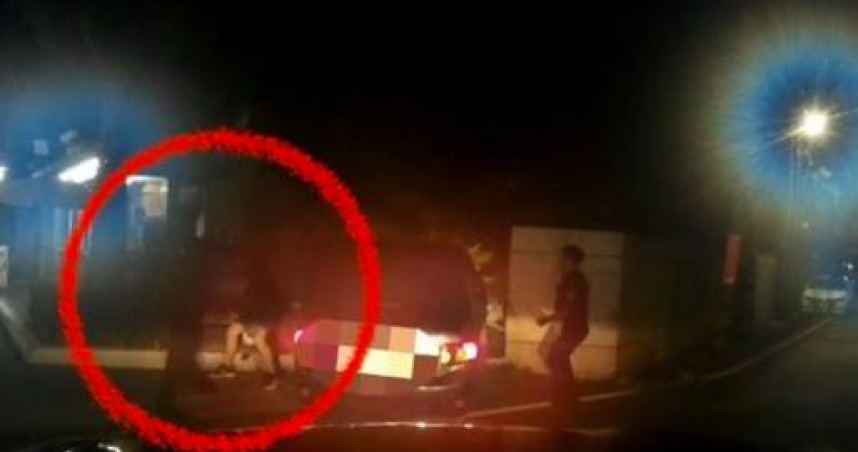 通緝犯開車逃警僅20秒慘撞民宅。（圖 ／翻攝畫面）