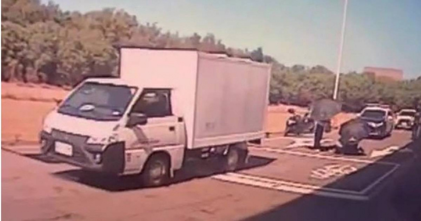 新竹縣新豐鄉12日中午12時40分許發生一起死亡車禍。（圖／翻攝畫面）