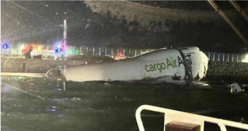 阿聯酋貨機在香港機場衝出跑道墜海釀2死。（圖／翻攝香港01）