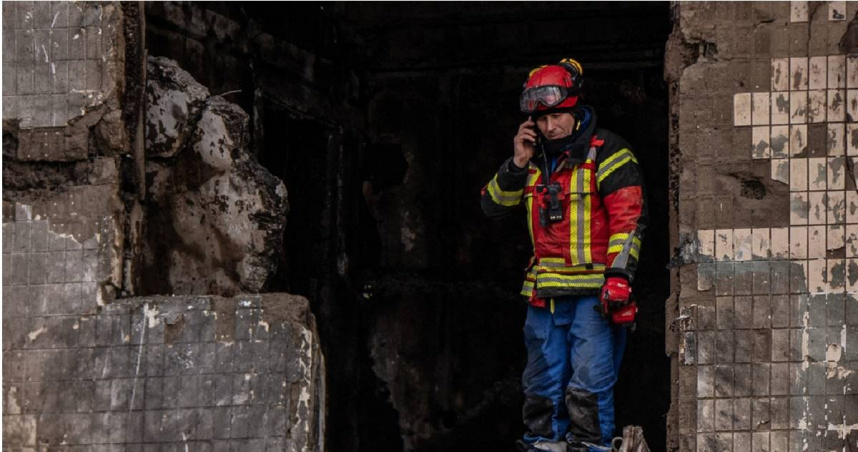 1名烏克蘭工人站在被俄羅斯襲擊後受損的公寓大樓內。（圖／達志／美聯社）