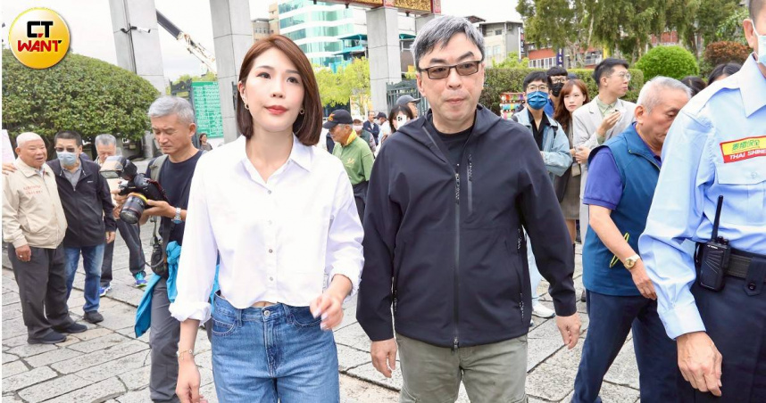 馬郁雯4日宣布爭取民進黨台北市議員提名，並由前立委段宜康陪同在萬華市場掃街拉票。（圖／方萬民攝）