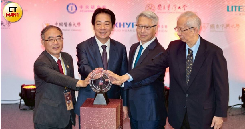 「臺灣橋梁計畫」近日舉行開幕式，左起為台大校長陳文章、總統賴清德、中研院長廖俊智、前中研院院長李遠哲，他們共同見證啟動典禮。（圖／黃耀徵攝）