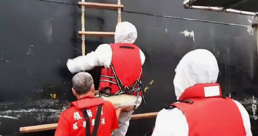 劉姓引水人登船時，因扶手欄杆旋轉鬆脫摔落受傷，高雄地院認定輪船公司有疏失並判賠1296萬6298元。圖非當事人。（示意圖／報系資料照）