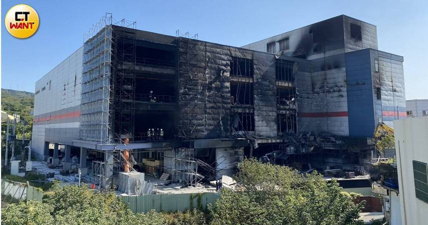 台中大肚全聯倉儲於2023年發生嚴重火警，現場火勢猛烈、濃煙竄出，釀成9名工人死亡。（圖／巫冠瑩攝）