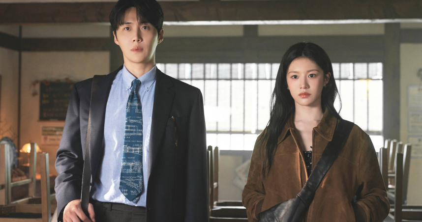 金宣虎（左）與高允貞劇中在異國邂逅，牽起一段難以忘懷的緣分。（圖／Netflix提供）