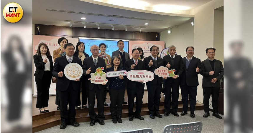 法務部長鄭銘謙表揚全聯捐贈犯罪被害人輔具計畫。（圖／項程鎮攝）