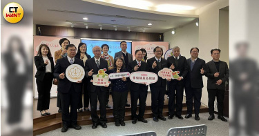 法務部長鄭銘謙表揚全聯捐贈犯罪被害人輔具計畫。（圖／項程鎮攝）