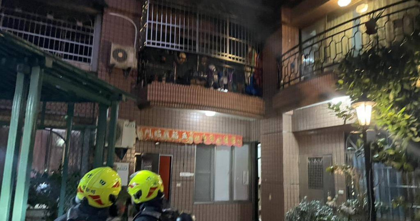 清晨火噬內埔大樓43人急逃命，起火戶救出女子命懸ICU搶救。（圖 ／翻攝畫面）