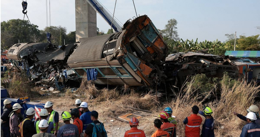 泰國呵叻府發生一起嚴重事故，造成列車脫軌並起火，已有至少22人因此喪命。（圖／達志／路透社）