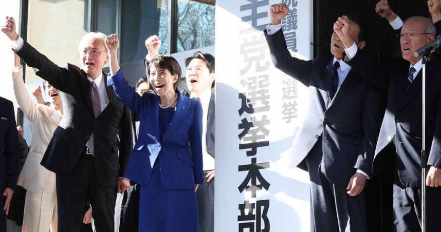 高市早苗於內閣會議上簽署解散決議文件，為選戰揭開序幕。（圖／達志／美聯社，下同）