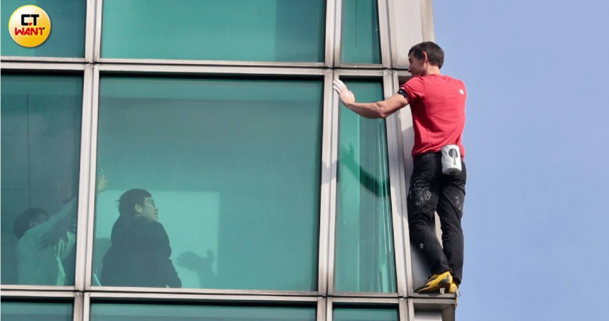 世界頂尖攀岩家艾力克斯霍諾德（Alex Honnold）挑戰徒手攀登台北101。（圖／黃耀徵攝）