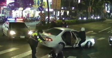 贓車橫行夜市朱男拒檢衝警槍響追捕。（圖 ／翻攝畫面）