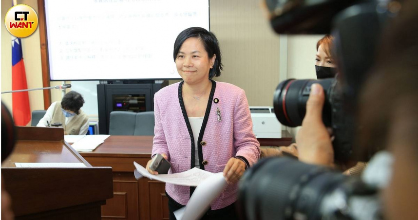 民眾黨立委李貞秀首度上台質詢，但內政部長劉世芳未上台備詢，整個備詢台空無一人，場面略顯冷清。（圖／周志龍攝）