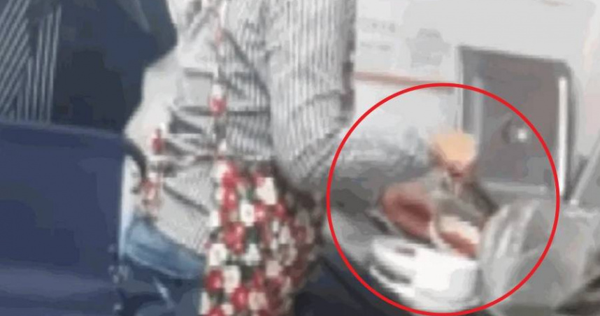 濟州島一間排隊人氣餐廳被檢舉把客人的剩菜回收，疑似再提供給其他客人，女老闆惡劣行徑全被監視器拍下。（圖／翻攝自韓網）