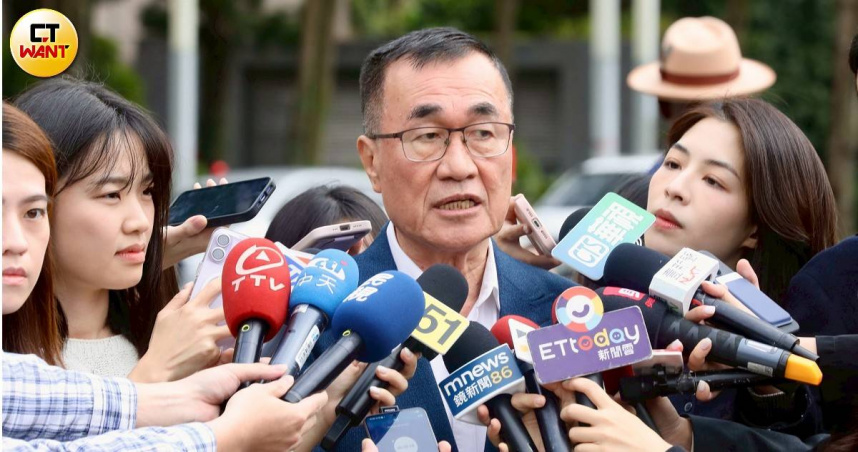 國民黨新北市長參選人李四川表示，呼籲行政院儘速核定TPASS通勤月票與治水預算，強調應以民生優先、保障市民權益。（圖／方萬民攝）