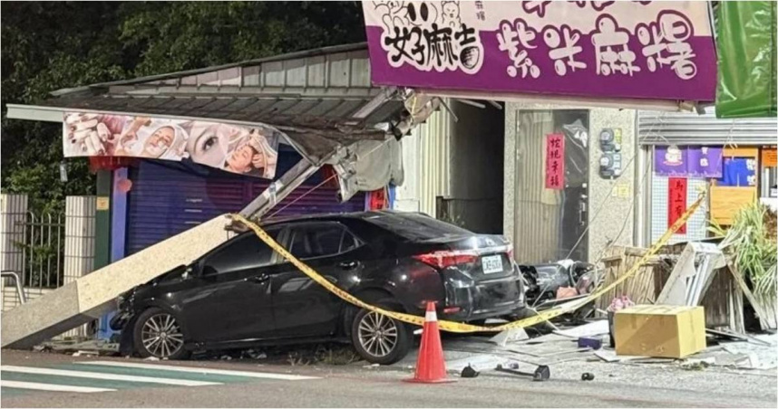 陳男疑因債務糾紛，夥同兩男強拉被害人上車，雙方在車內發生拉扯，導致車輛失控直接衝撞台中市神岡區路邊騎樓。（圖／翻攝畫面）