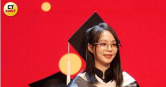 孫淑媚用戴貝雷帽式的方式戴碩士帽，引發網友熱烈討論。（圖／本刊攝影組）