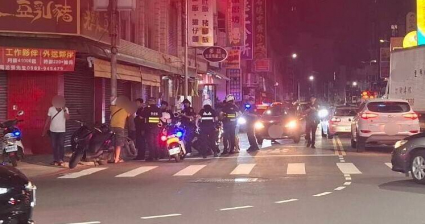 高雄左營行車糾紛引爆全武行　7男拿安全帽街頭互砸