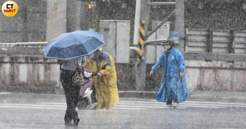 受到梅雨鋒面、西南風以及颱風外圍環流多重劇烈影響，台灣中南部地區正迎來極為兇猛的降雨。（圖／劉耿豪攝）