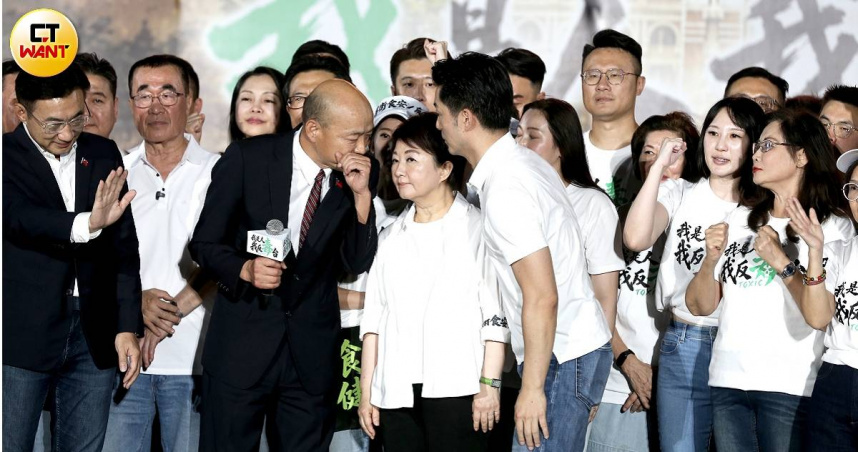 立法院長韓國瑜與台中市長盧秀燕、台北市長蔣萬安同台，凱道反毒油集會現場推向高潮。（圖／侯世駿攝）