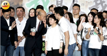 立法院長韓國瑜與台中市長盧秀燕、台北市長蔣萬安同台，凱道反毒油集會現場推向高潮。（圖／侯世駿攝）