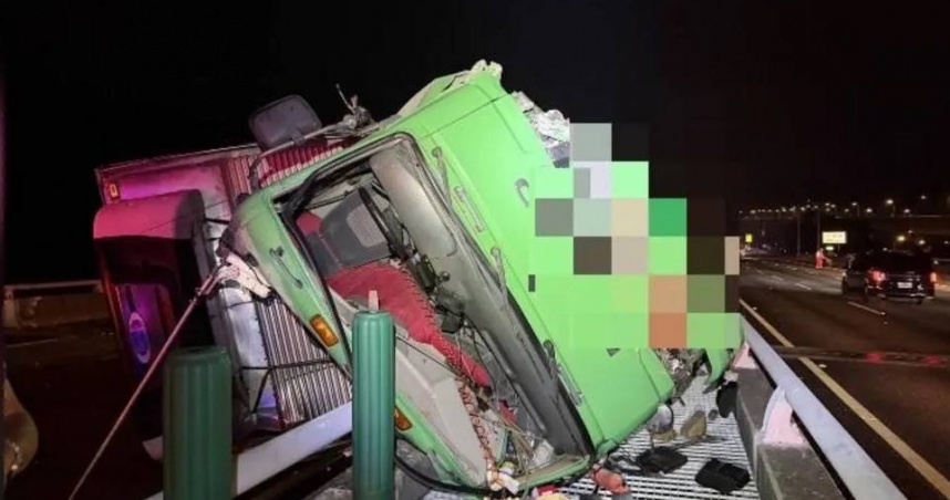 國1后里段大貨車爆胎翻覆　零件噴飛波及17車幸無人傷