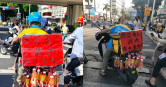 中國廣西南寧一名外送員因女兒順利錄取北京大學，特地在自己的電動機車上掛滿瓶裝飲料，沿途請路人喝飲料。（圖／翻攝微博）