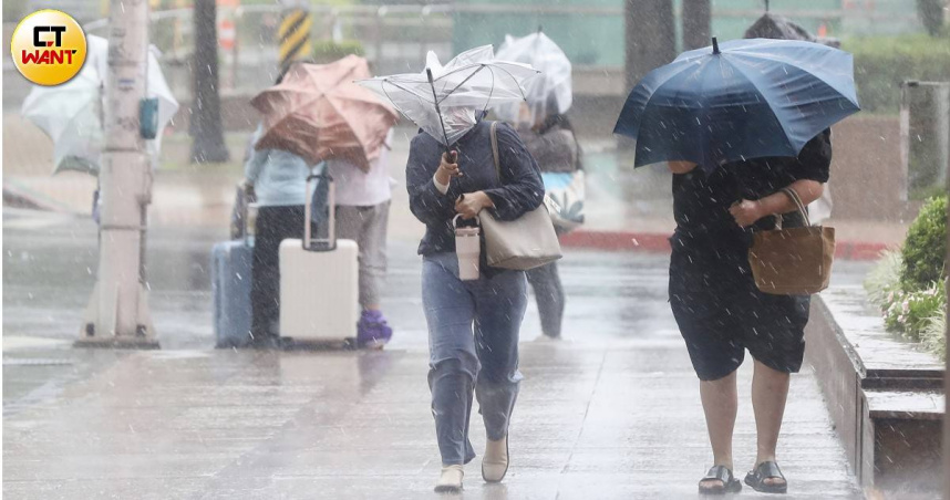 中度颱風白海豚外圍環流影響，12縣市發布豪、大雨特報。（圖／方萬民攝）