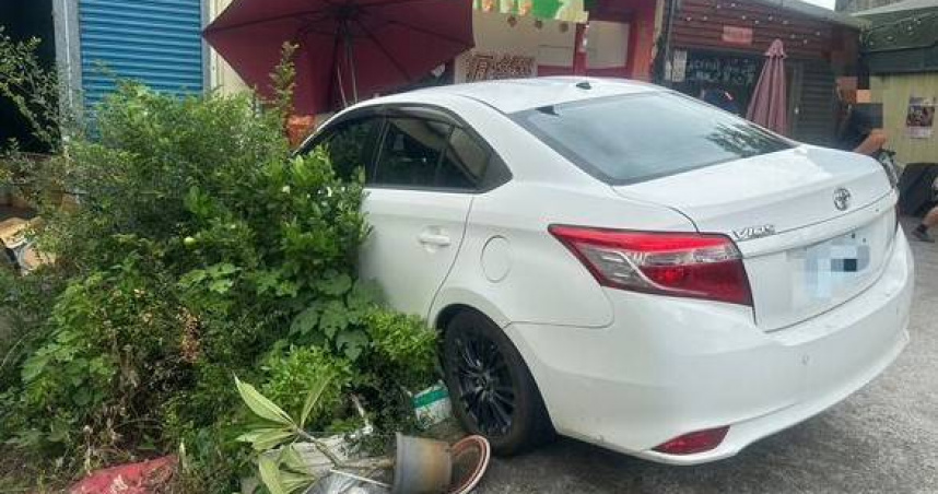 停車忘拉手煞車釀禍！轎車突暴衝撞飲料店桌椅　無辜路人慘遭波及