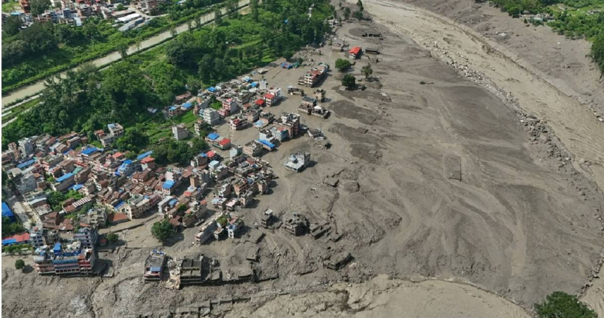 尼泊爾當地時間26日發生山洪暴發，造成嚴重災情，目前至少22死、384人失蹤。（圖／達志／美聯社）