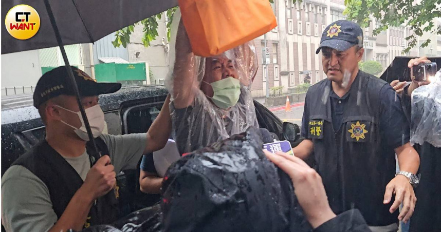 「司法已死！」衝撞北檢運將雨中移送　高舉上銬雙手怒吼