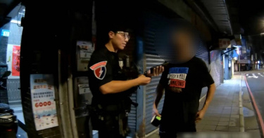 呂姓男子10日凌晨潛入被害人住處偷竊身分證件，剛得手就遇到警察，因行跡可疑而遭警方識破送辦。（圖／翻攝畫面）