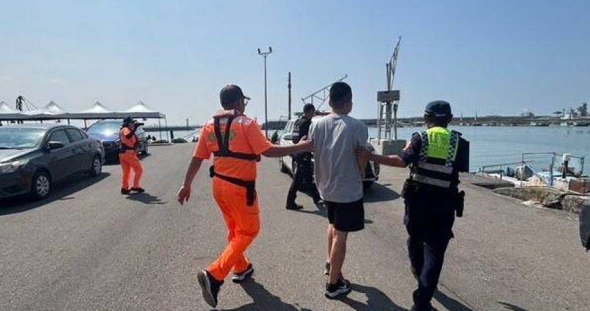 東石港驚見通緝犯！混入遊客想搭船出海　海巡登船秒逮人