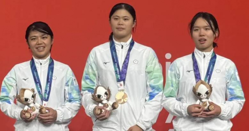 台灣女子團體競速隊陳靖云、劉尚盈、邱靜雯與王歆婷，在愛知名古屋亞運攜手摘下銅牌。（圖／代表團提供）